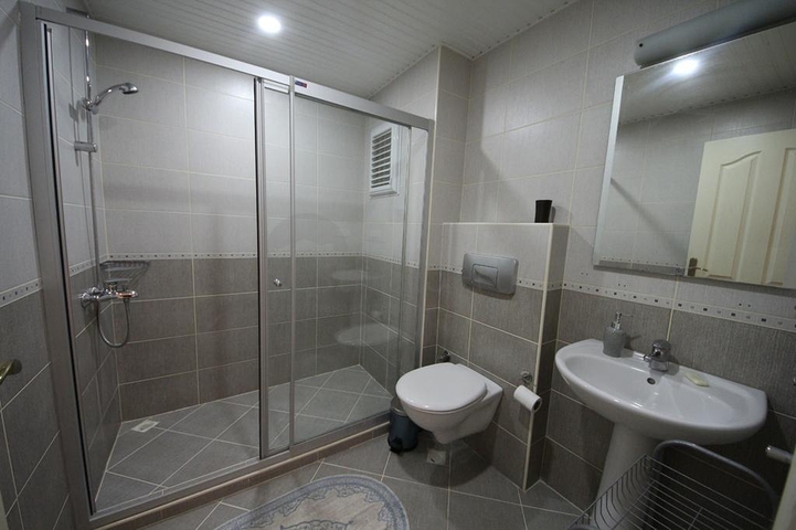 اطلالة بحر - شقة غرفتين وصالة مفروشة - ضمن مجمع في اول صف عالبحر - في مهموتلار / الانيا 