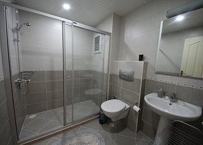 اطلالة بحر - شقة غرفتين وصالة مفروشة - ضمن مجمع في اول صف عالبحر - في مهموتلار / الانيا 