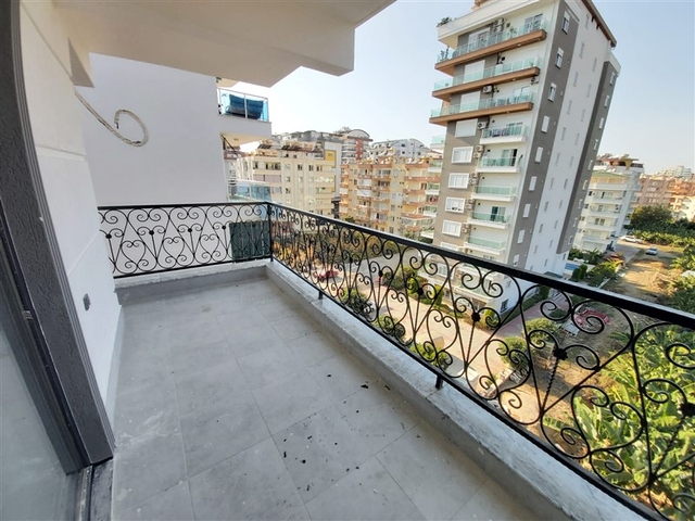 ضمن مجمع سكني جديد وقريب من البحر - شقة غرفة وصالة -مفروشة - في مهموتلار / الانيا 