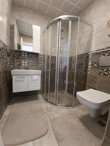 ضمن مجمع سكني جديد وقريب من البحر - شقة غرفة وصالة -مفروشة - في مهموتلار / الانيا 