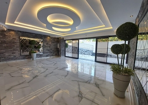 ضمن مجمع سكني جديد وقريب من البحر - شقة غرفة وصالة -مفروشة - في مهموتلار / الانيا 