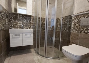 ضمن مجمع سكني جديد وقريب من البحر - شقة غرفة وصالة -مفروشة - في مهموتلار / الانيا 