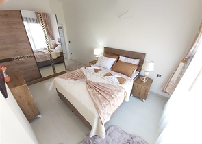 ضمن مجمع سكني جديد وقريب من البحر - شقة غرفة وصالة -مفروشة - في مهموتلار / الانيا 