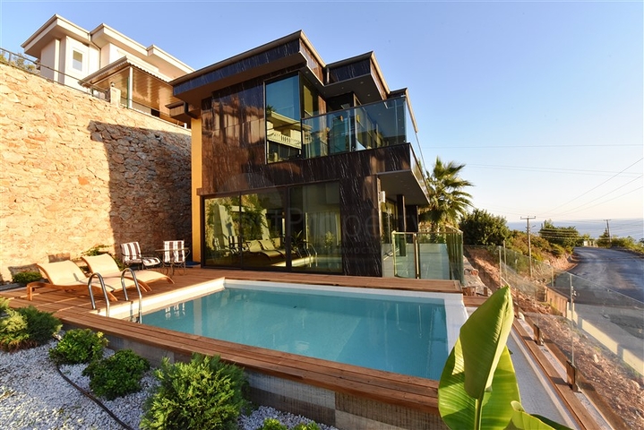 فيلا فاخرة - اطلالة بحر - في مركز مدينة الانيا 