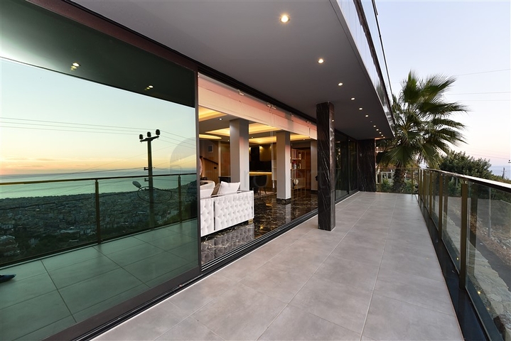 فيلا فاخرة - اطلالة بحر - في مركز مدينة الانيا 