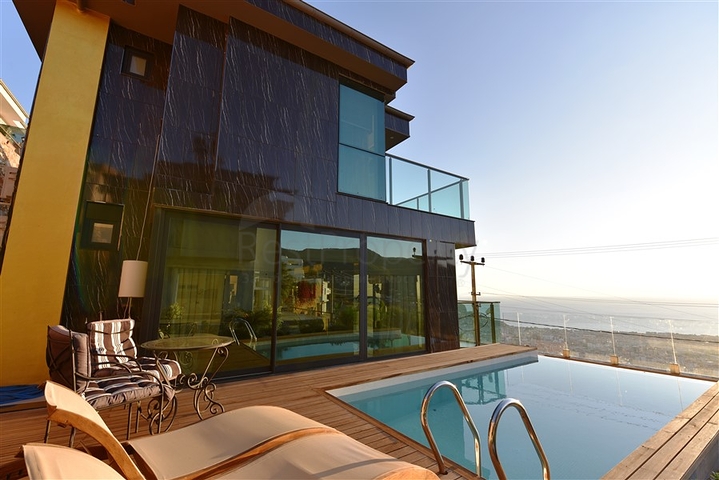 فيلا فاخرة - اطلالة بحر - في مركز مدينة الانيا 