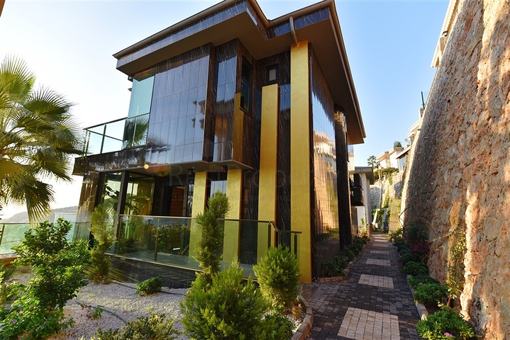 فيلا فاخرة - اطلالة بحر - في مركز مدينة الانيا 