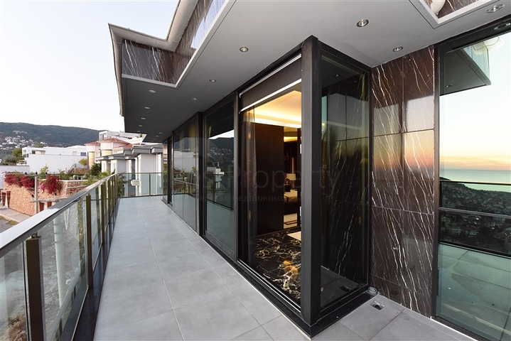 فيلا فاخرة - اطلالة بحر - في مركز مدينة الانيا 