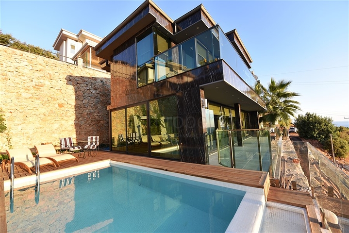 فيلا فاخرة - اطلالة بحر - في مركز مدينة الانيا 