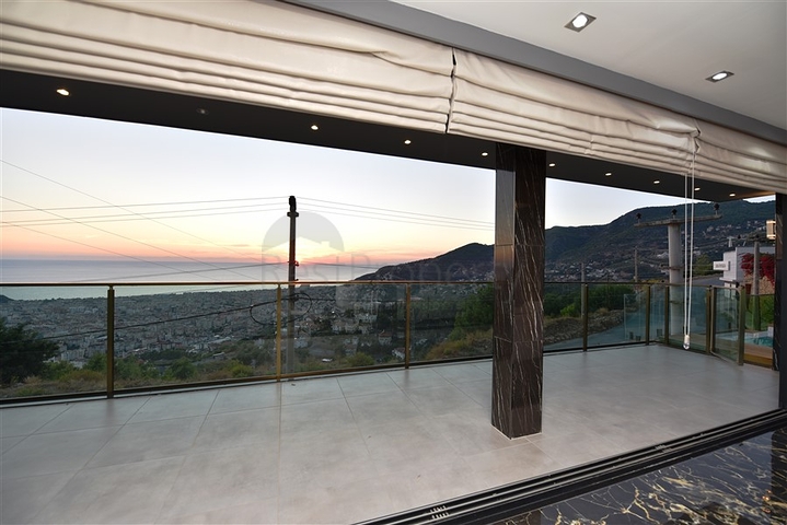 فيلا فاخرة - اطلالة بحر - في مركز مدينة الانيا 