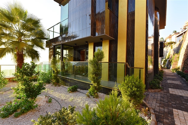 فيلا فاخرة - اطلالة بحر - في مركز مدينة الانيا 