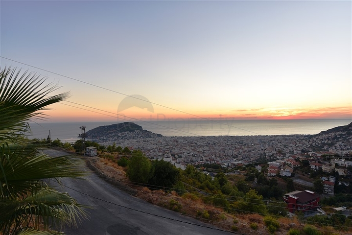 فيلا فاخرة - اطلالة بحر - في مركز مدينة الانيا 