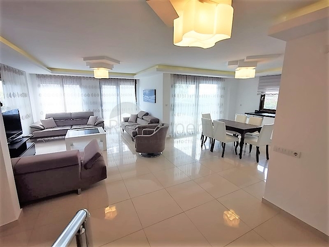 فيلا مستقلة - مسبح خاص - 3 غرف وصالة - في كاستل / الانيا 