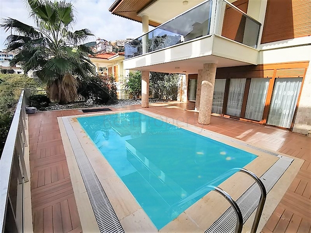 فيلا مستقلة - مسبح خاص - 3 غرف وصالة - في كاستل / الانيا 