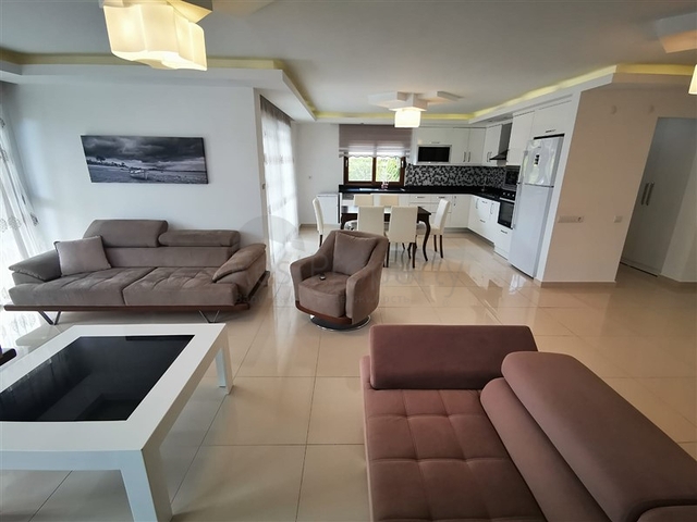 فيلا مستقلة - مسبح خاص - 3 غرف وصالة - في كاستل / الانيا 