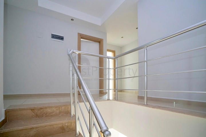 دوبلكس واسعة - ضمن مجمع على النهر مباشرة - في كاستل / الانيا 