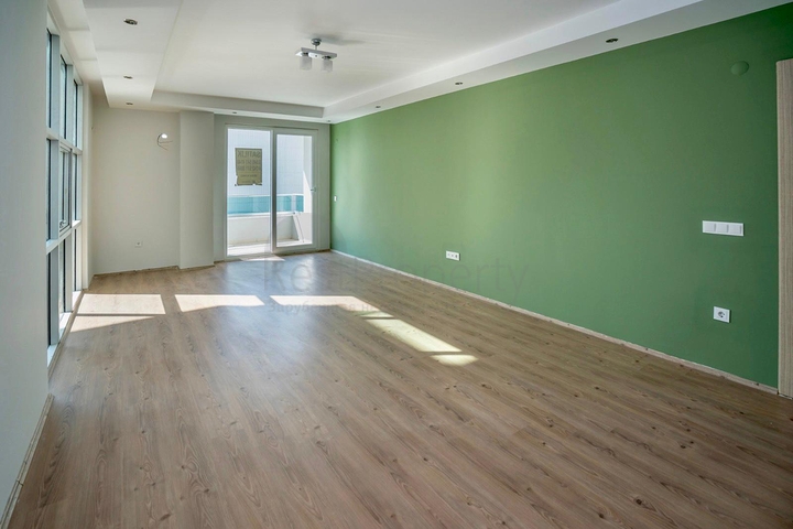 دوبلكس واسعة - ضمن مجمع على النهر مباشرة - في كاستل / الانيا 