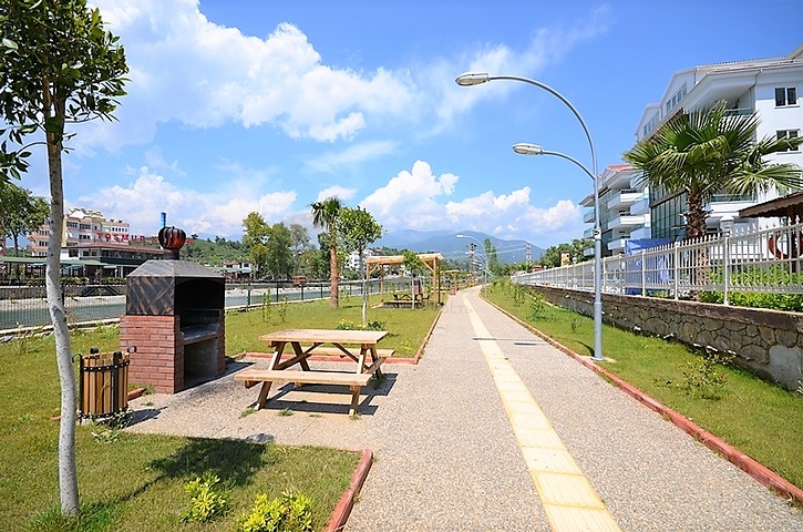 دوبلكس واسعة - ضمن مجمع على النهر مباشرة - في كاستل / الانيا 