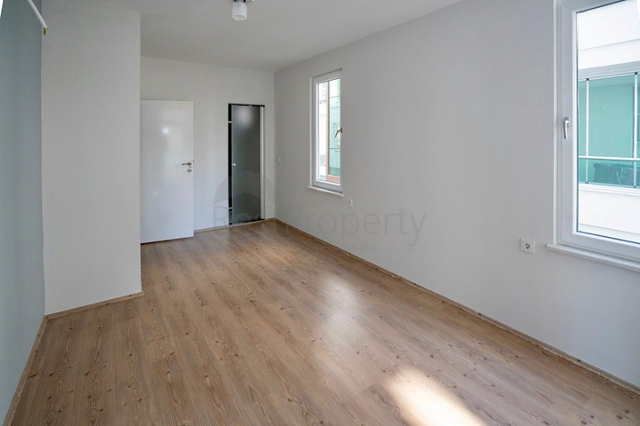 دوبلكس واسعة - ضمن مجمع على النهر مباشرة - في كاستل / الانيا 