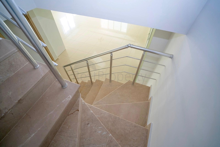 دوبلكس واسعة - ضمن مجمع على النهر مباشرة - في كاستل / الانيا 