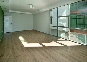 دوبلكس واسعة - ضمن مجمع على النهر مباشرة - في كاستل / الانيا 