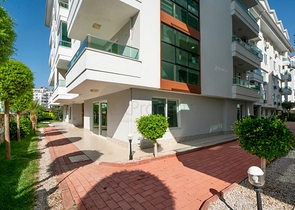 دوبلكس واسعة - ضمن مجمع على النهر مباشرة - في كاستل / الانيا 