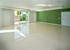 دوبلكس واسعة - ضمن مجمع على النهر مباشرة - في كاستل / الانيا 