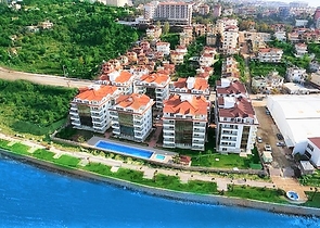 دوبلكس واسعة - ضمن مجمع على النهر مباشرة - في كاستل / الانيا 