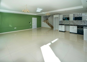 دوبلكس واسعة - ضمن مجمع على النهر مباشرة - في كاستل / الانيا 