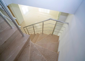 دوبلكس واسعة - ضمن مجمع على النهر مباشرة - في كاستل / الانيا 