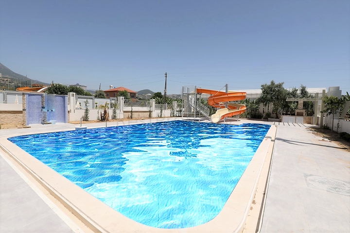 شقة غرفة وصالة - مجمع سكني حديث - قريب من الاسواق والبحر - في مهموتلار / الانيا 