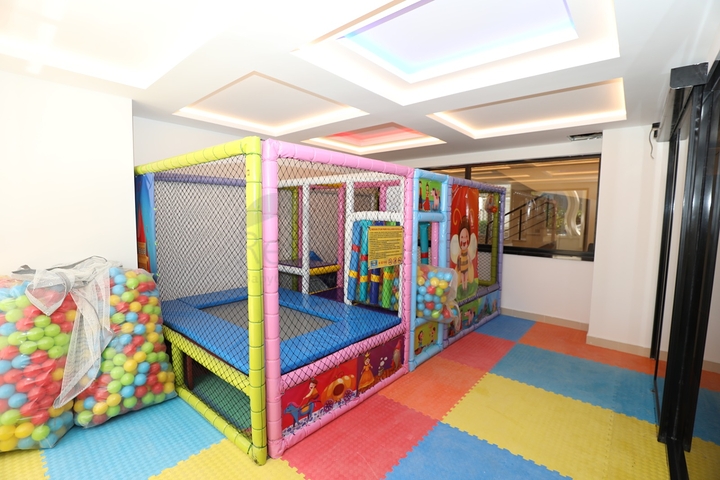 شقة غرفة وصالة - مجمع سكني حديث - قريب من الاسواق والبحر - في مهموتلار / الانيا 