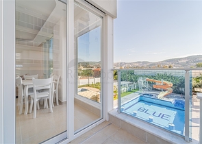 شقة غرفة وصالة - مجمع سكني حديث - قريب من الاسواق والبحر - في مهموتلار / الانيا 