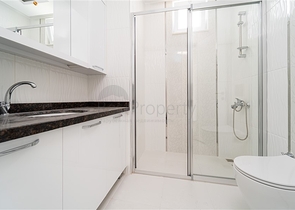 شقة غرفة وصالة - مجمع سكني حديث - قريب من الاسواق والبحر - في مهموتلار / الانيا 