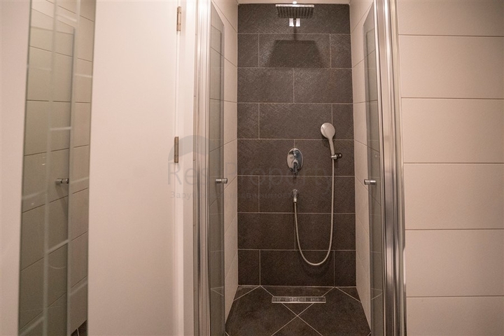 اطلالة بحر - شقة غرفة وصالة - ضمن مجمع 5 نجوم - في منطقة توسمور / الانيا 