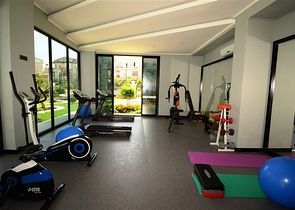 اطلالة بحر - شقة غرفة وصالة - ضمن مجمع 5 نجوم - في منطقة توسمور / الانيا 