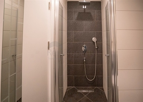 اطلالة بحر - شقة غرفة وصالة - ضمن مجمع 5 نجوم - في منطقة توسمور / الانيا 