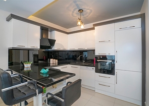 اطلالة بحر - شقة غرفة وصالة - ضمن مجمع 5 نجوم - في منطقة توسمور / الانيا 