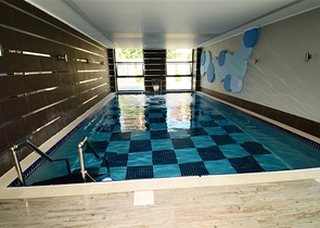 اطلالة بحر - شقة غرفة وصالة - ضمن مجمع 5 نجوم - في منطقة توسمور / الانيا 