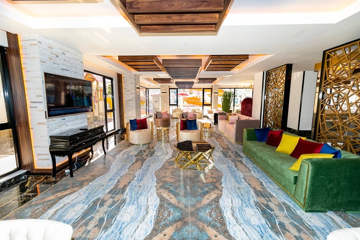 مجمع فاخر - طابق مرتفع - غرفة وصالة - في مهموتلار / الانيا 