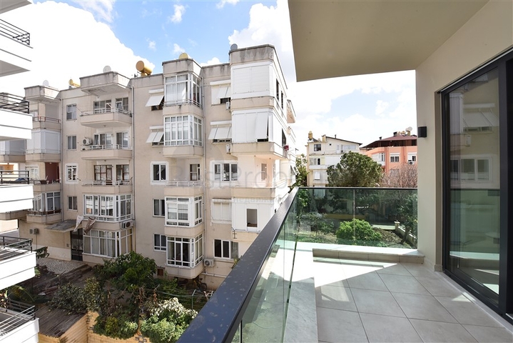 ضمن مجمع فاخر -في موقع استراتيجي - شقة 2 غرفة وصالة -  مركز الانيا 