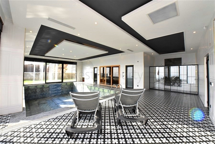 للباحثين عن التميز والفخامة - فيلا قيد الانشاء بموقع ومواصفات عالية - في كارجي جاك / الانيا 