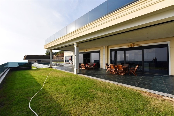 للباحثين عن التميز والفخامة - فيلا قيد الانشاء بموقع ومواصفات عالية - في كارجي جاك / الانيا 