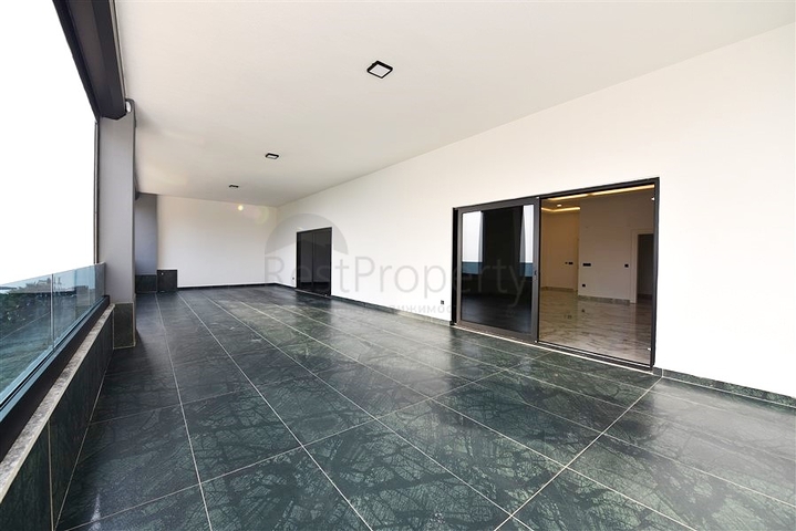 للباحثين عن التميز والفخامة - فيلا قيد الانشاء بموقع ومواصفات عالية - في كارجي جاك / الانيا 