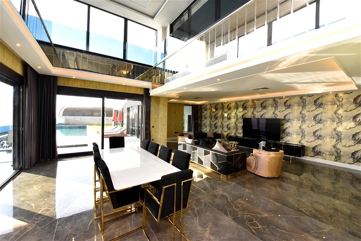 للباحثين عن التميز والفخامة - فيلا قيد الانشاء بموقع ومواصفات عالية - في كارجي جاك / الانيا 