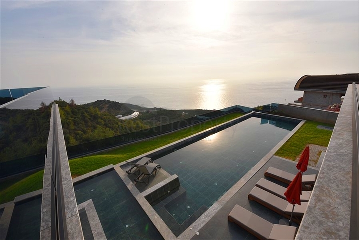 للباحثين عن التميز والفخامة - فيلا قيد الانشاء بموقع ومواصفات عالية - في كارجي جاك / الانيا 