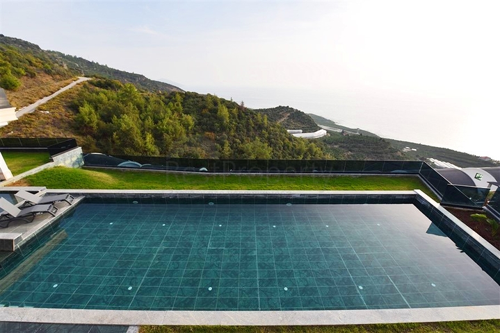 للباحثين عن التميز والفخامة - فيلا قيد الانشاء بموقع ومواصفات عالية - في كارجي جاك / الانيا 