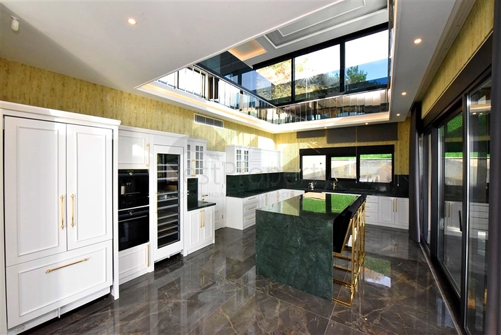 للباحثين عن التميز والفخامة - فيلا قيد الانشاء بموقع ومواصفات عالية - في كارجي جاك / الانيا 