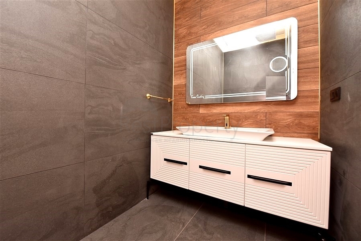 للباحثين عن التميز والفخامة - فيلا قيد الانشاء بموقع ومواصفات عالية - في كارجي جاك / الانيا 