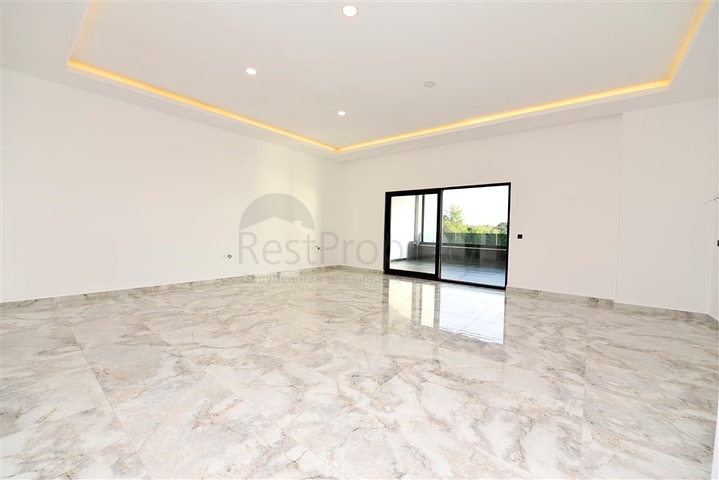 للباحثين عن التميز والفخامة - فيلا قيد الانشاء بموقع ومواصفات عالية - في كارجي جاك / الانيا 